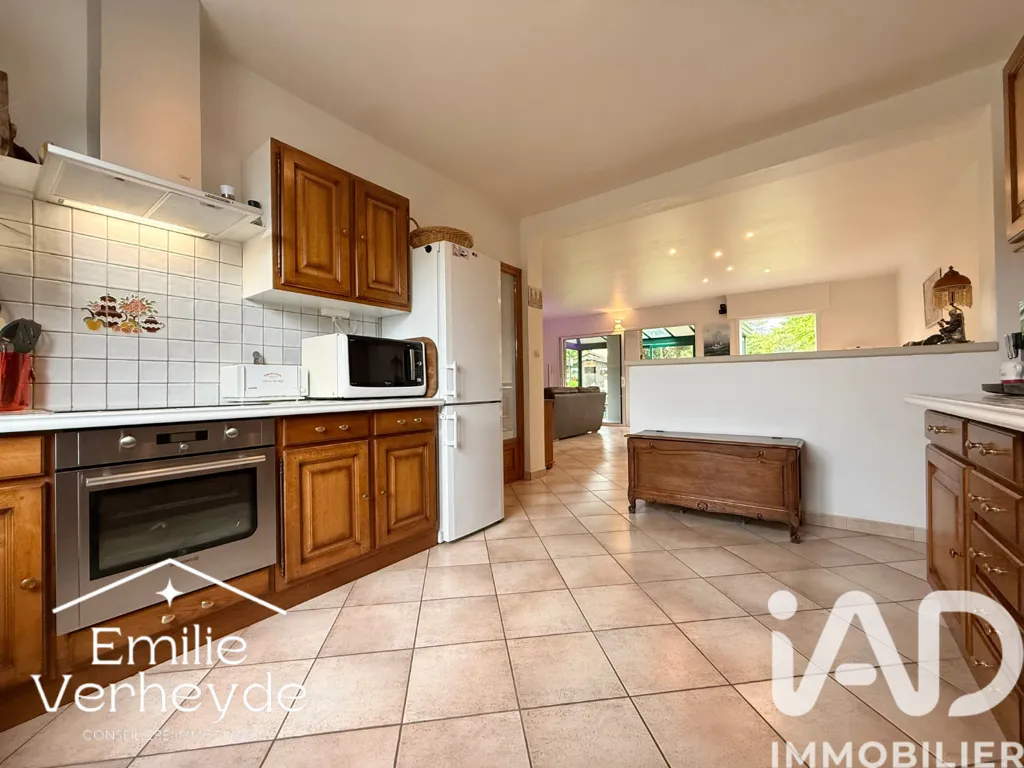 Cuisine - Pavillon Semi-Plat avec Jardin au Cœur du Village