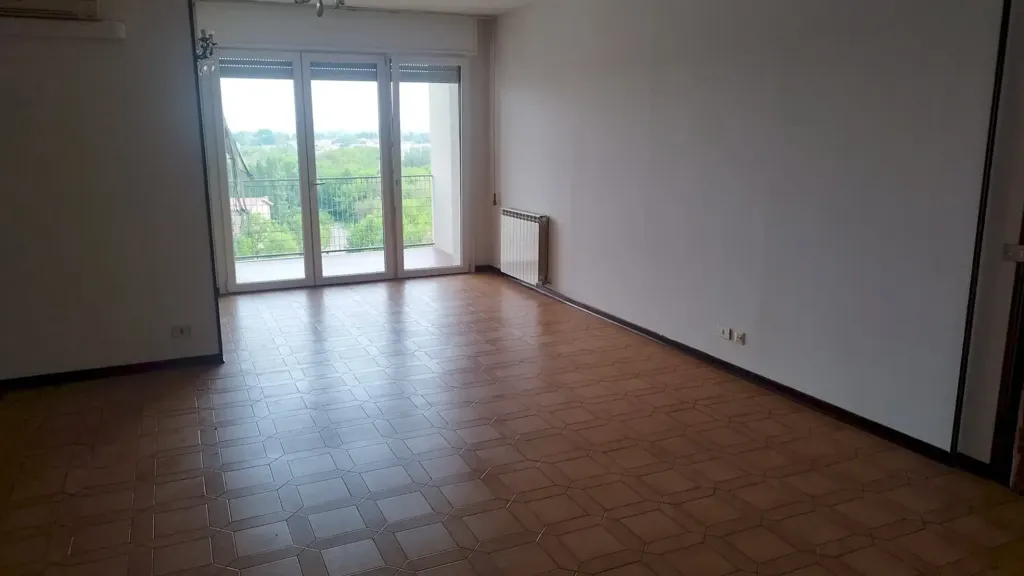 Pièces - Spacious Apartment with Balcony in Modena