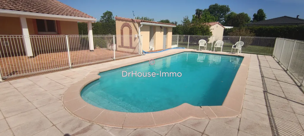 Pool - Villa with Pool and Garden in Longages