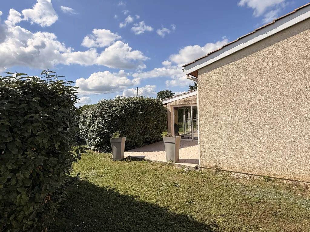 Jardin - Maison Individuelle avec Grand Terrain Clôturé