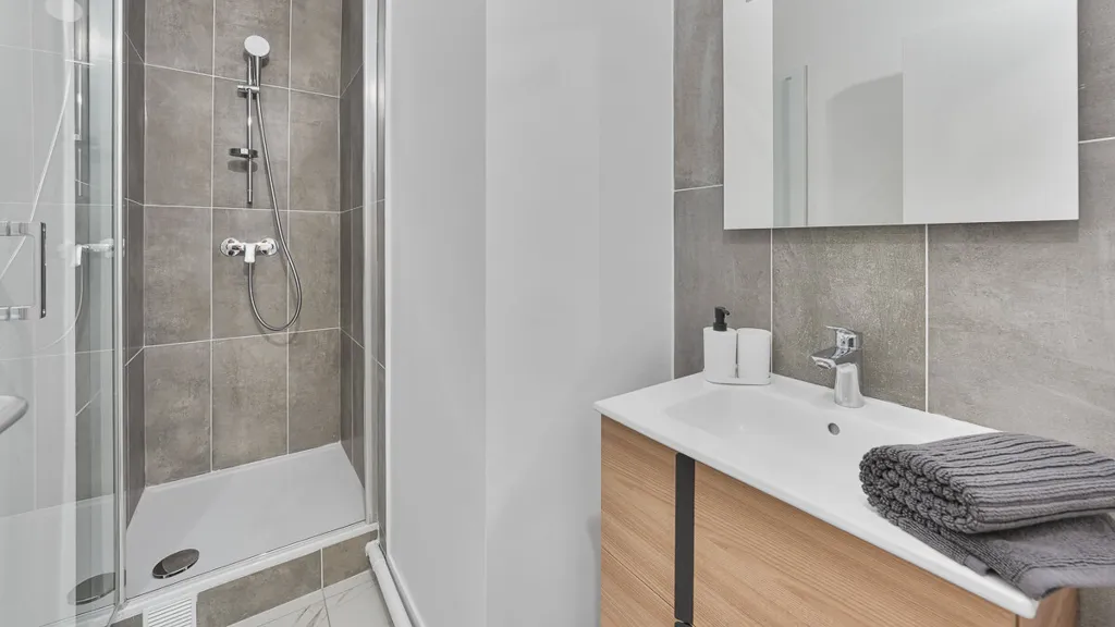Bathrooms - 1-Bedroom Flat with Seine View in Paris 16e