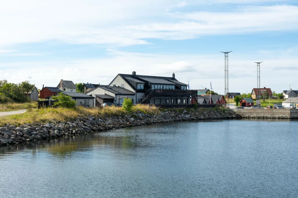 Välivaade - Commercial Property with Sea View in Herrvik