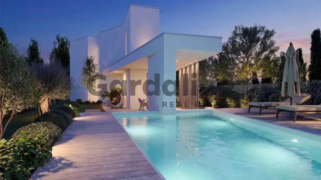 Bassein - Contemporary Villa with Pool in Sirmione