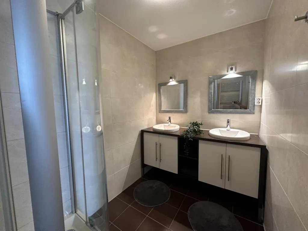 Vannitoad - 3-Bedroom Gallery Flat with City View in Rotterdam