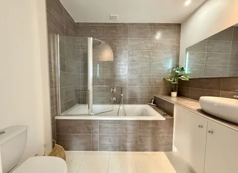 Bathrooms - Haussmannian Flat with Private Garden in City Centre