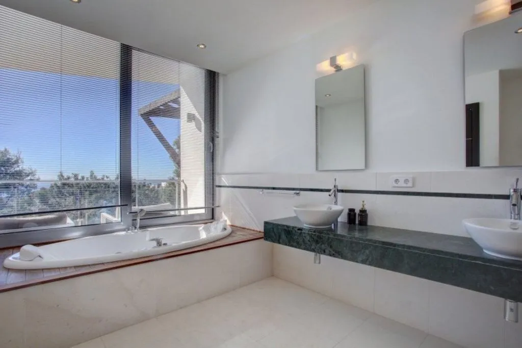Bathrooms - Semi-Detached Villa with Sea Views in Marbella