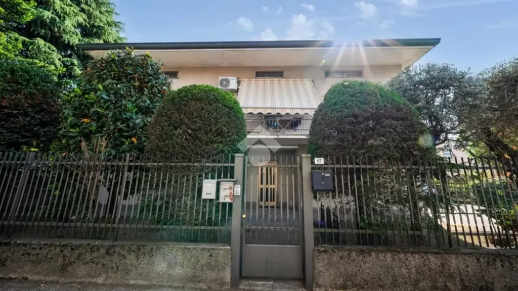 Extérieur - Rustic Villa with Balcony in Verano Brianza