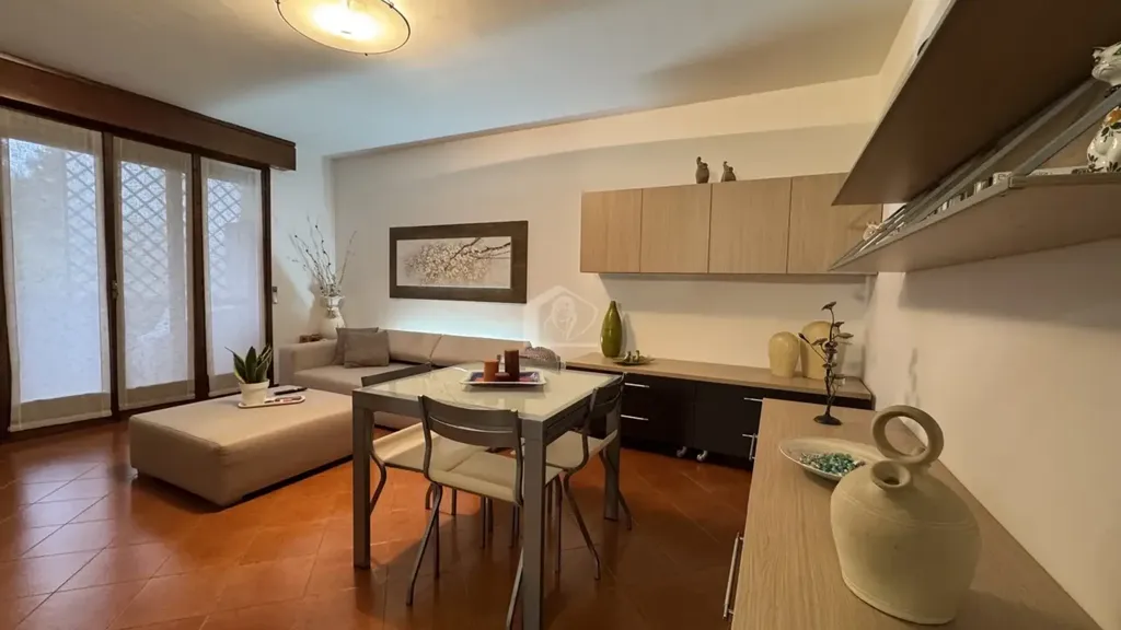 Salle à manger - Modernised Apartment with Balcony in Suzzara