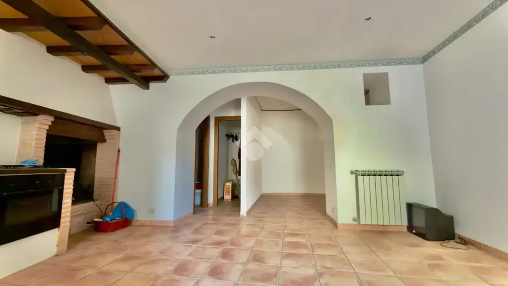 Elutuba - Bright Studio with Potential for Conversion in Castelnuovo di Porto