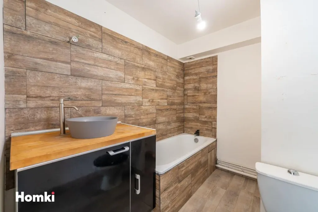 Vannitoad - Bright 2-Bed Flat with Parking in Le Bourget
