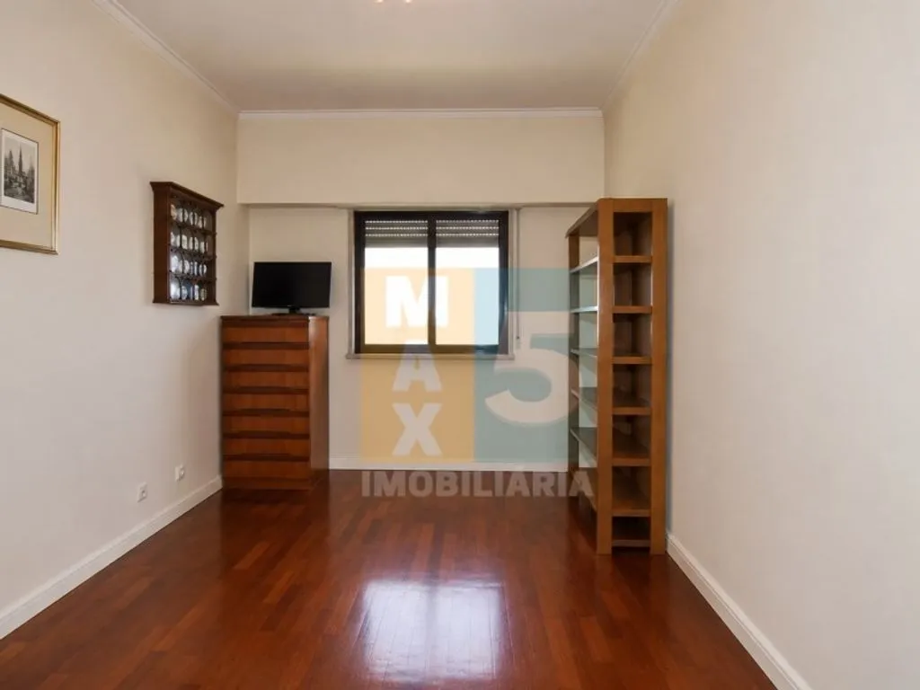 Toad - Luxury Duplex Flat with Garage in Odivelas