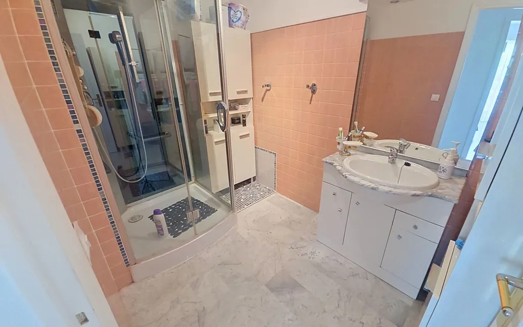 Salles de bain - Appartement Traversant avec Terrasse à Nice