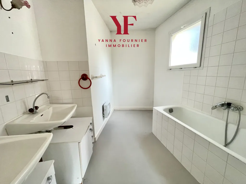 Salles de bain - Immeuble Rénové avec Local Professionnel et Appartement à Plougastel-Daoulas