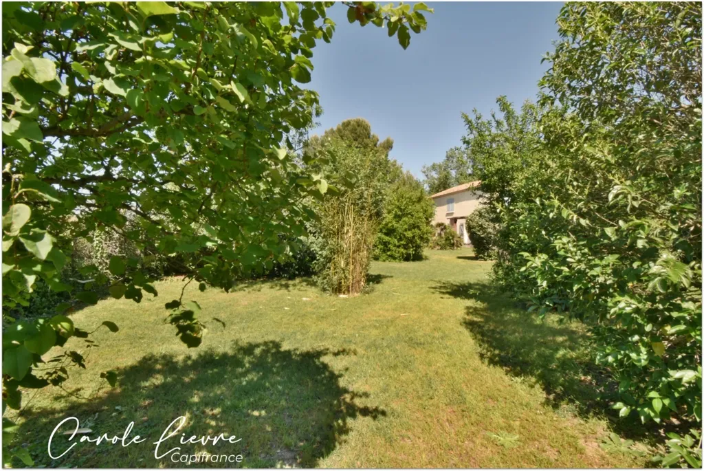 Jardin - Maison avec Piscine et Terrain de 2000 m²