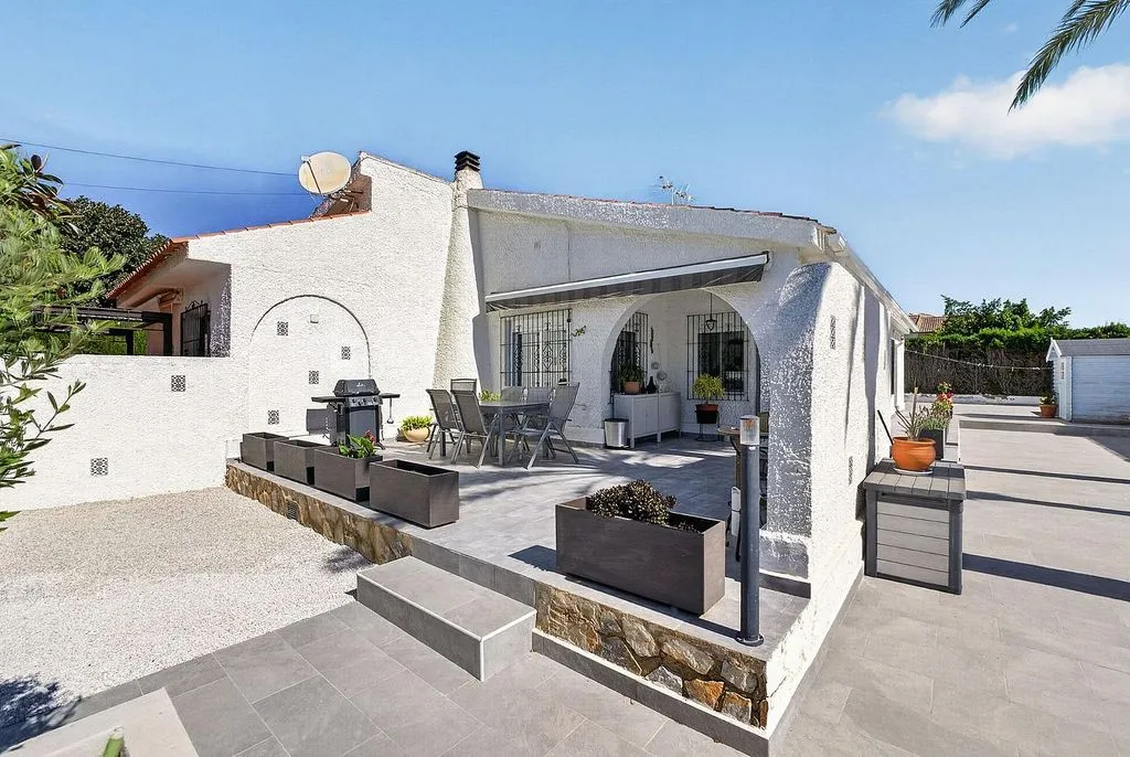 Terrass - Chalet with Pool on Avenida Las Alondras