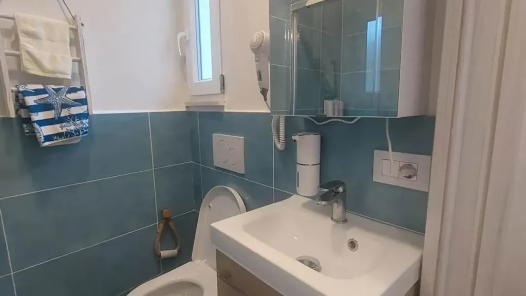 Salles de bain - Rearranged Apartment with Beach Access in Nettuno