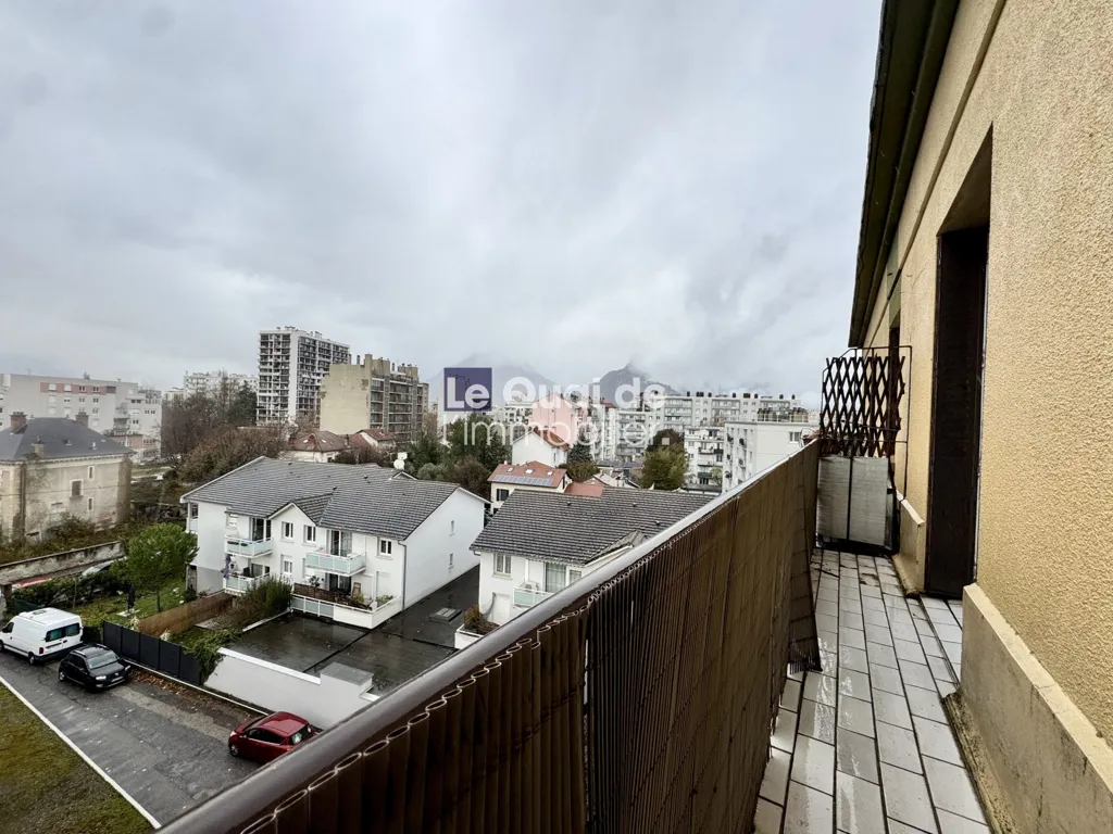 Balcone - Bright 3-Bed Apartment with Mountain View in Grenoble
