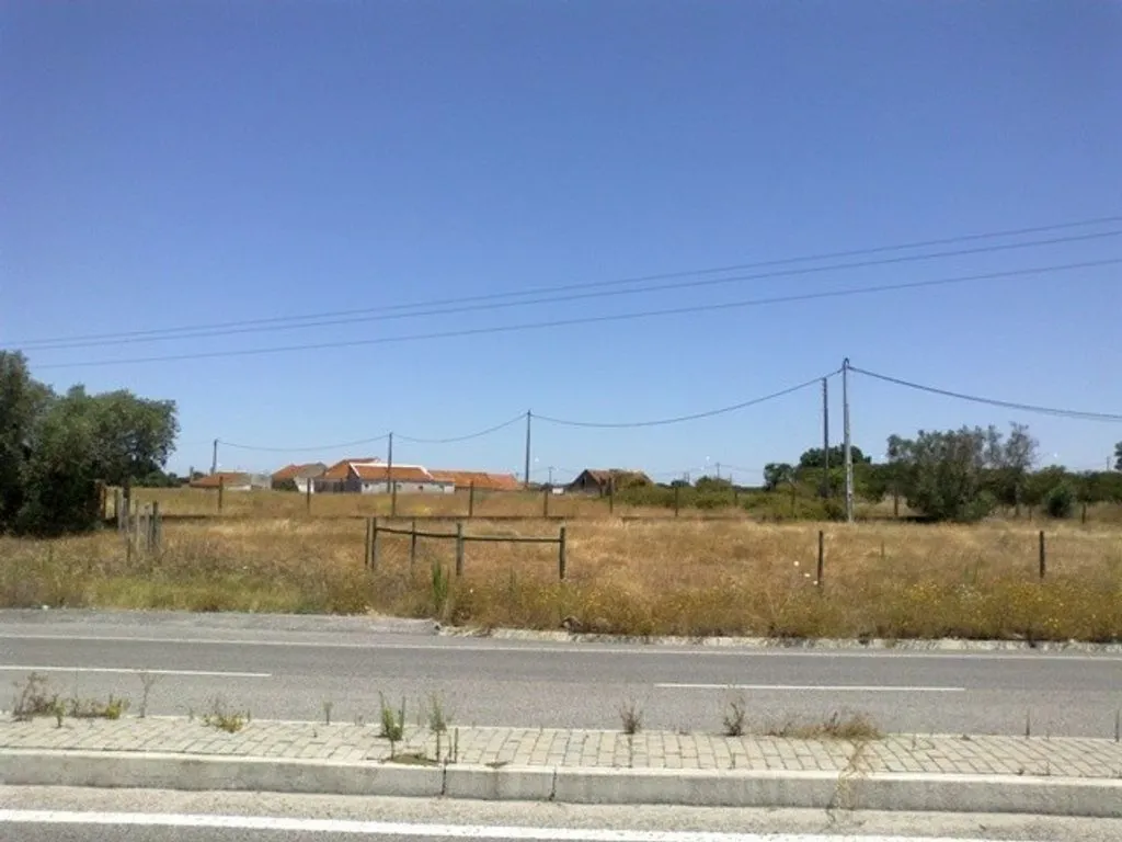 Jardin - Building Land with Old Structures in Montijo