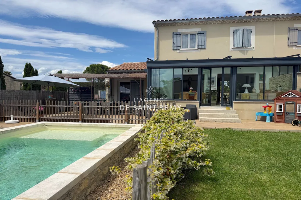 Pool - Charming Villa with Veranda in Mollégès