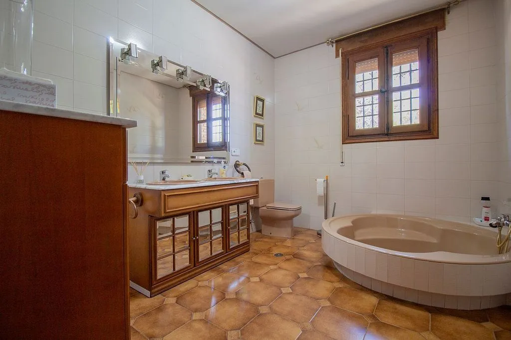 Salles de bain - Rustic House with Pool and Terrace in Carmena