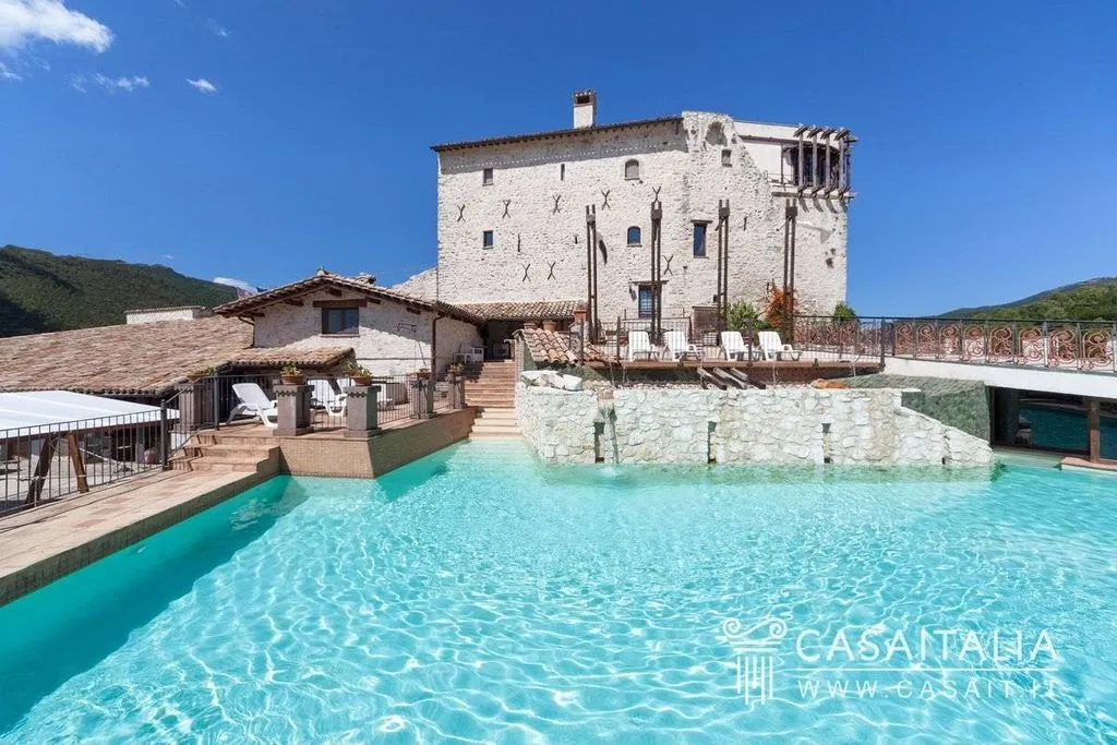 Bassein - Restored Castle Resort with Mountain Views, Spoleto
