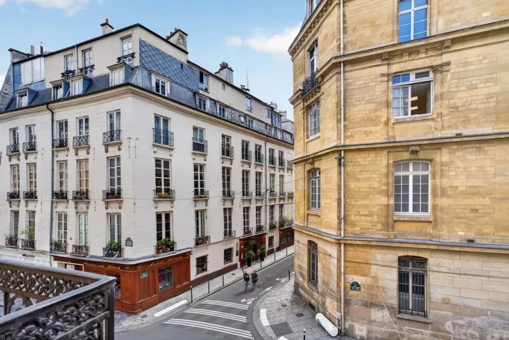 Balcone - Renovable Parisian Apartment with High Ceilings