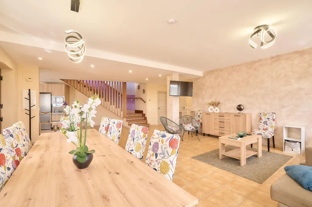 Salle à manger - Rustic Chalet with Pool in Santiz