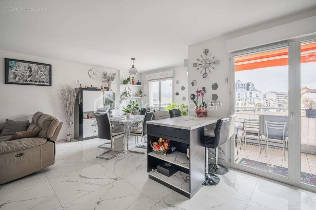 Salle à manger - Appartement Rénové avec Balcon et Vue Dégagée en Centre-Ville