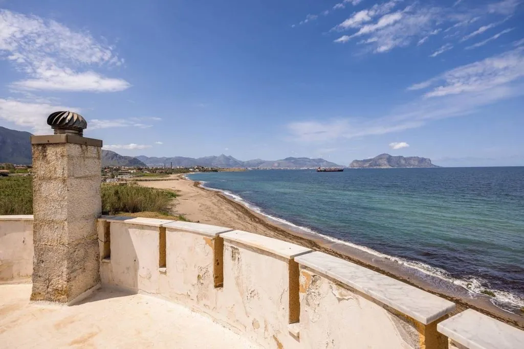Terrasse - Beachfront Villa with Historic Character in Palermo