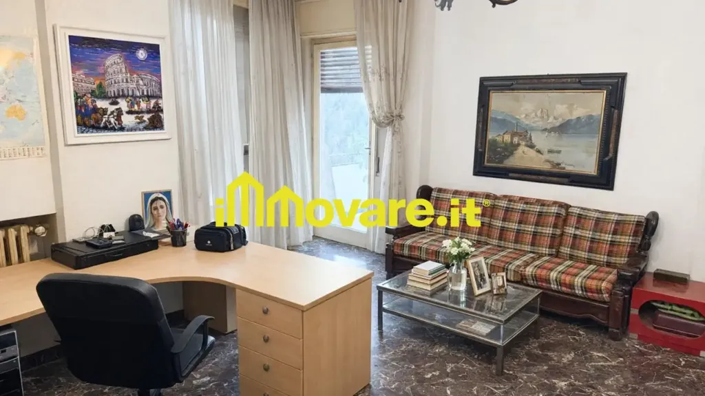 Bureau - Spacious Apartment with Triple Exposure in Bari