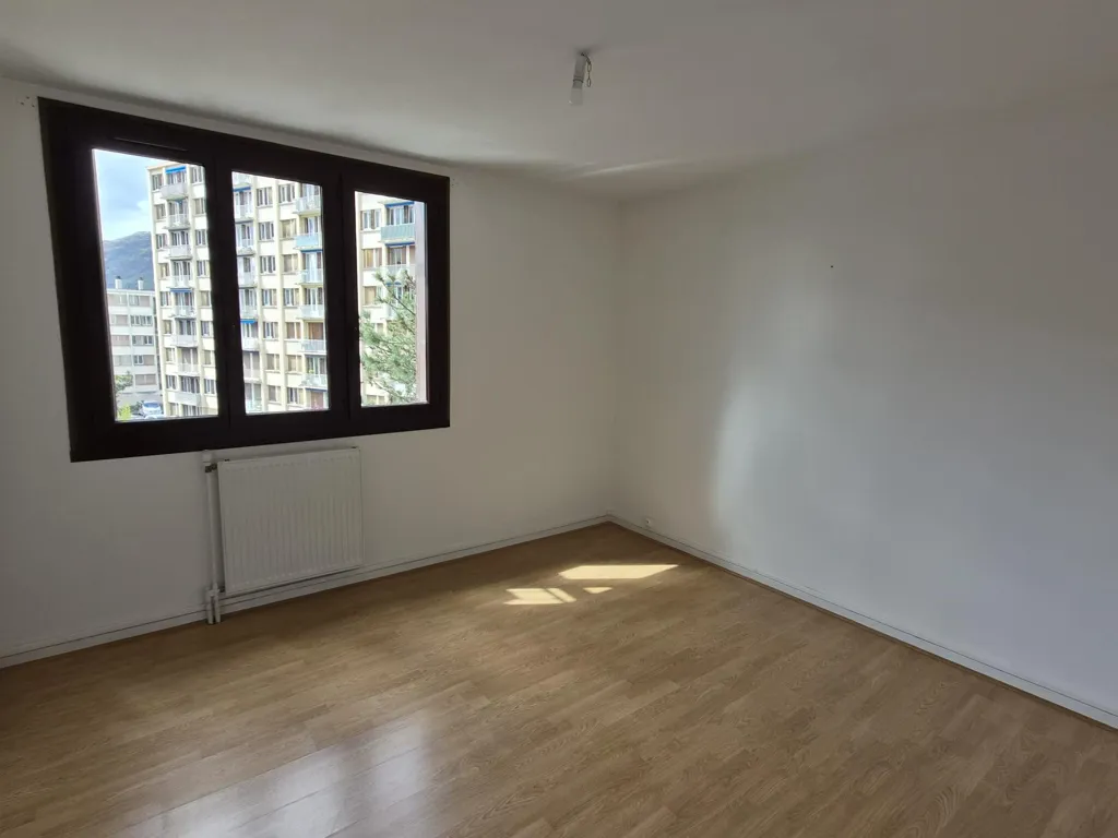 Pièces - Appartement T4 avec Balcon en Copropriété à Paris