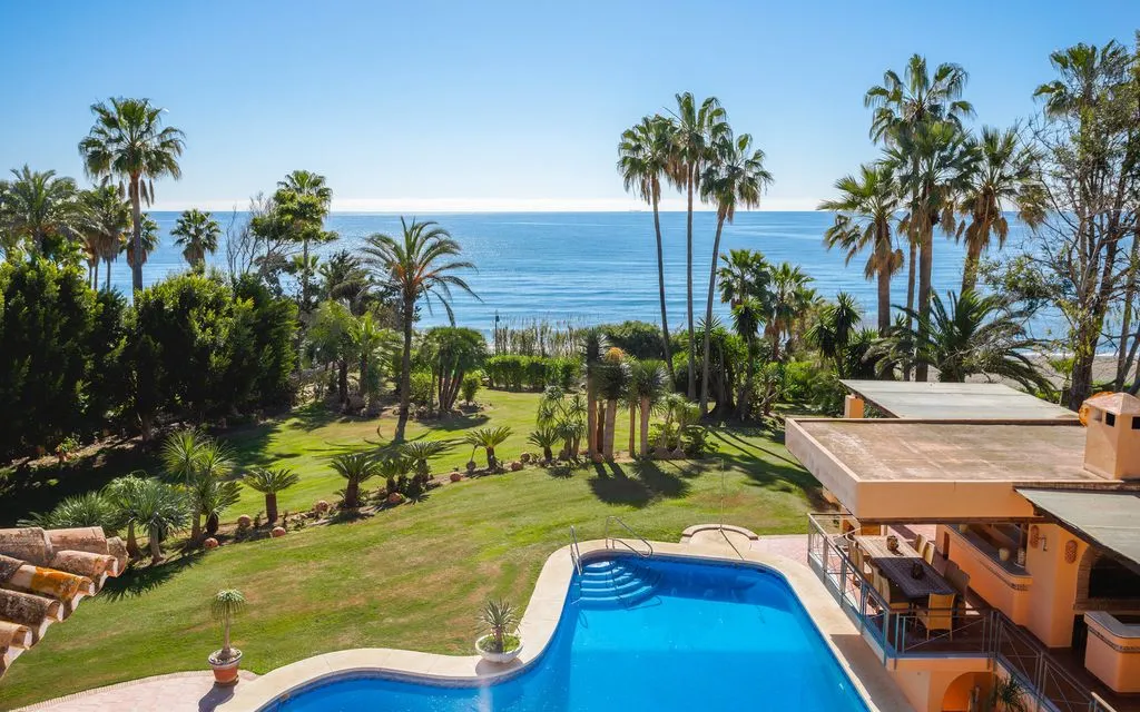 Piscine - Beachfront Villa with Pool in Estepona