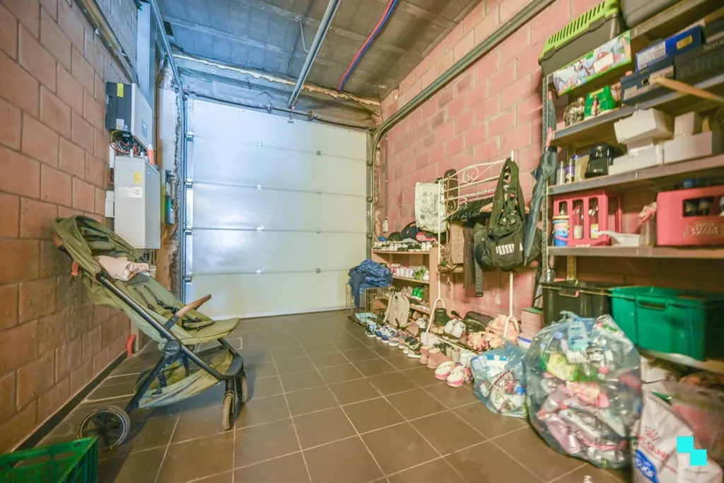 Garage - Maison Rénovée avec Jardin à Izegem