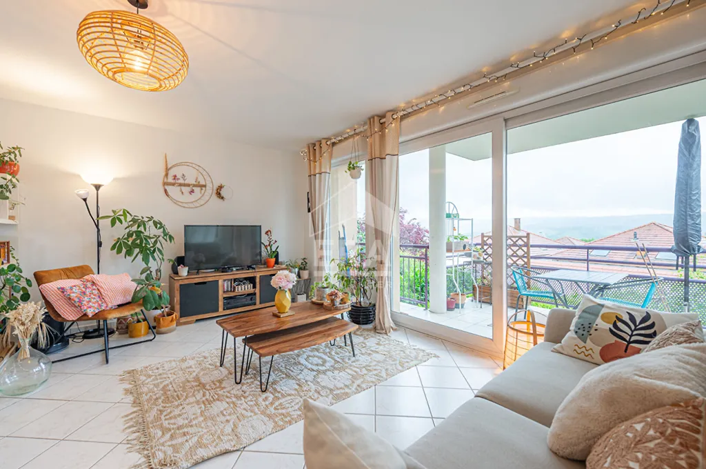 Elutuba - Balcony Flat with View in Groisy Centre