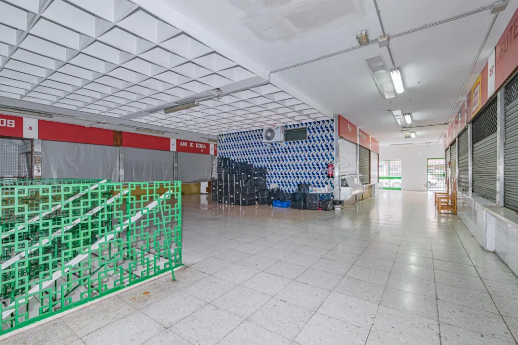 Pièces - Edified Plot with Market in Málaga