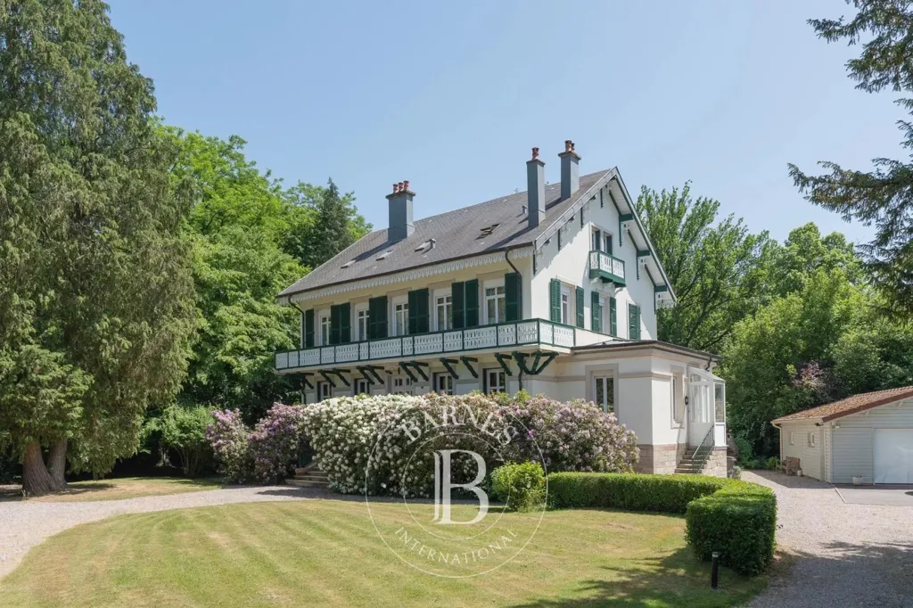 Välivaade - Colonial-Style Manor with Park in Thaon-les-Vosges