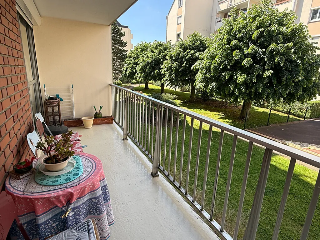 Balcony - 2-Bedroom Flat with Balcony in Caen