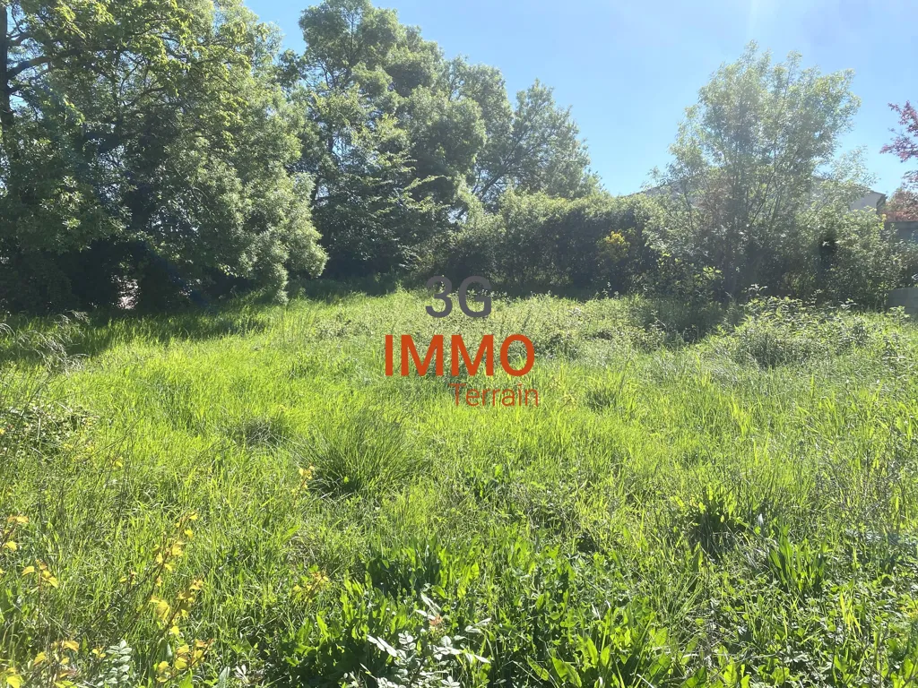 Jardin - Terrain Constructible au Calme avec Vue Sud près de Nîmes