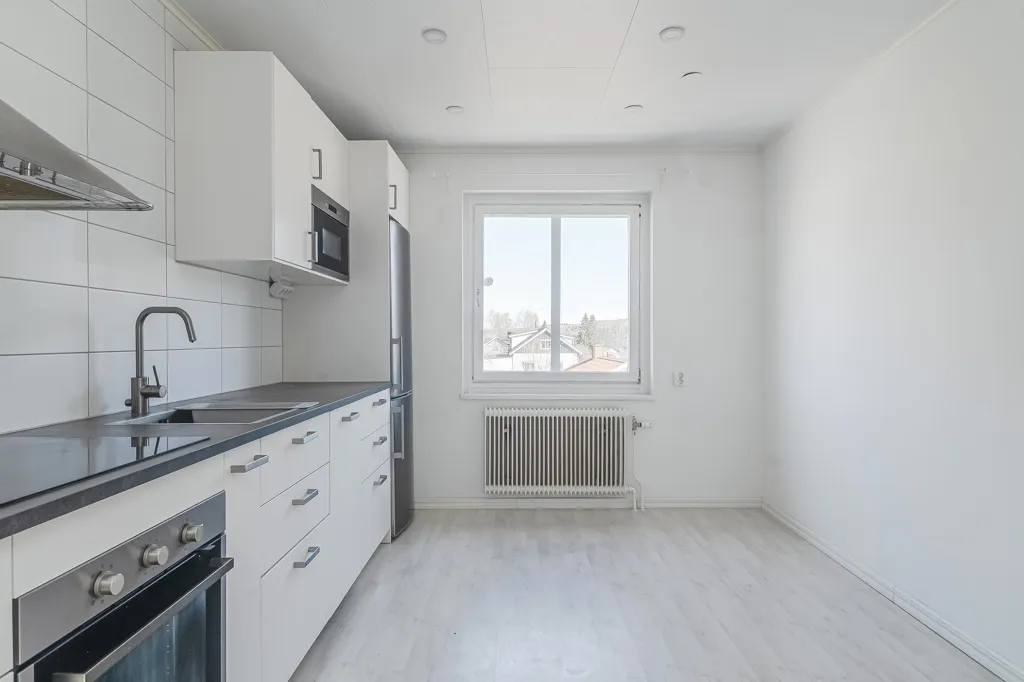 Köök - Modernised Two-Bedroom Flat with Balcony in Johannedal