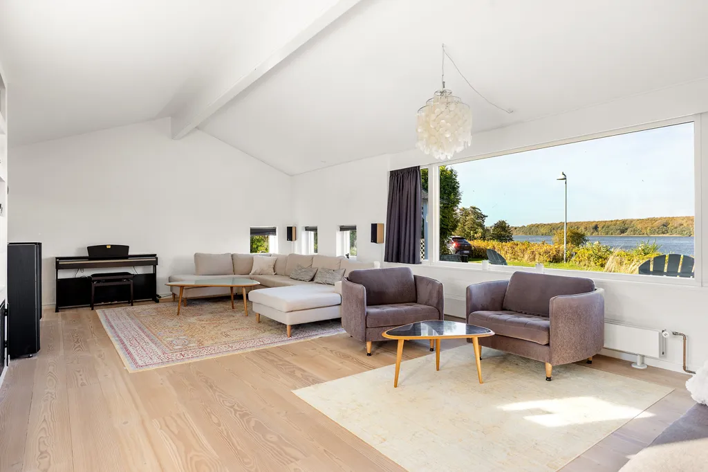 Soggiorno - Modernised Villa with Sjælsø View in Ravnsnæs