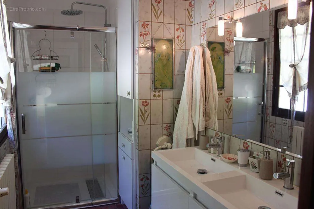 Bathrooms - Traditional House with Pool in Périgord Blanc