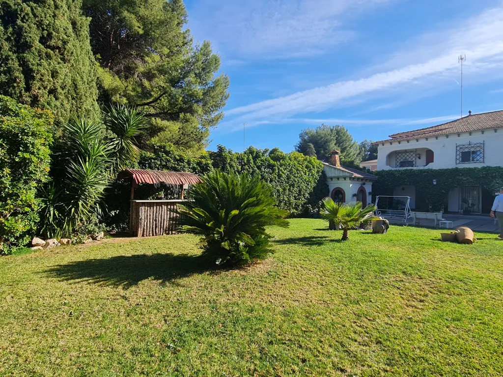 Jardin - Señorial Chalet for Renovation with Pool in La Cañada