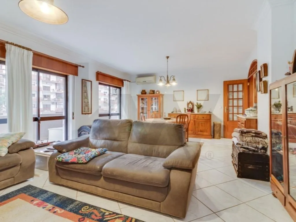 Elutuba - Luxury Apartment with Multiple Balconies in Alverca