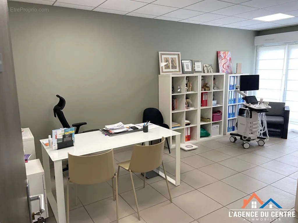 Kabinet - Mixed-Use Property with Garden in Guitrancourt