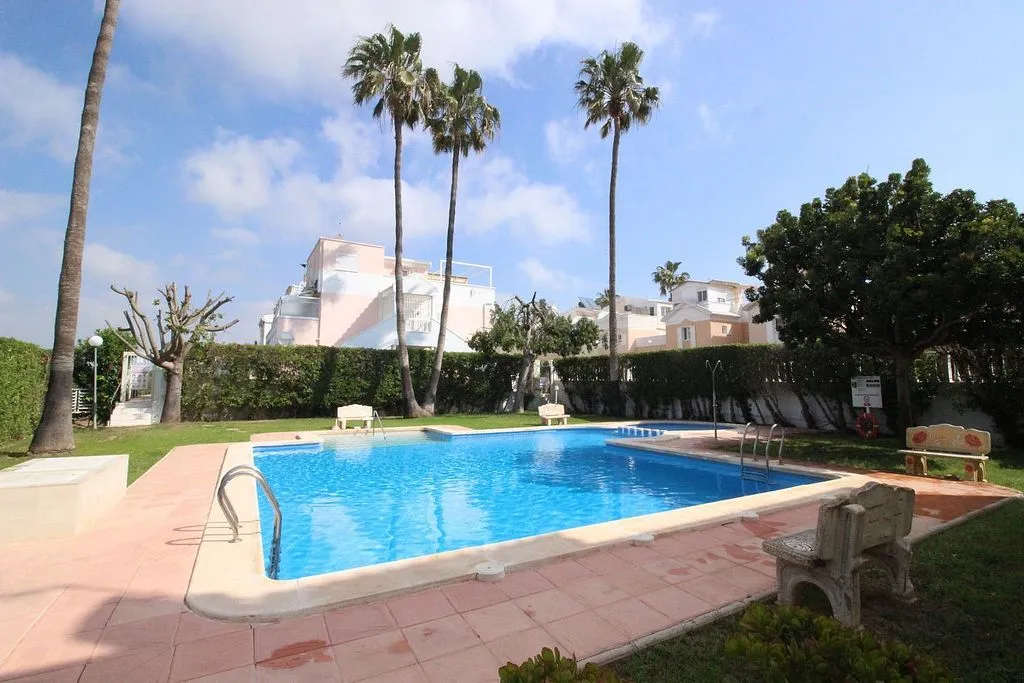Bassein - Terraced House with Pool in Calle Bruselas