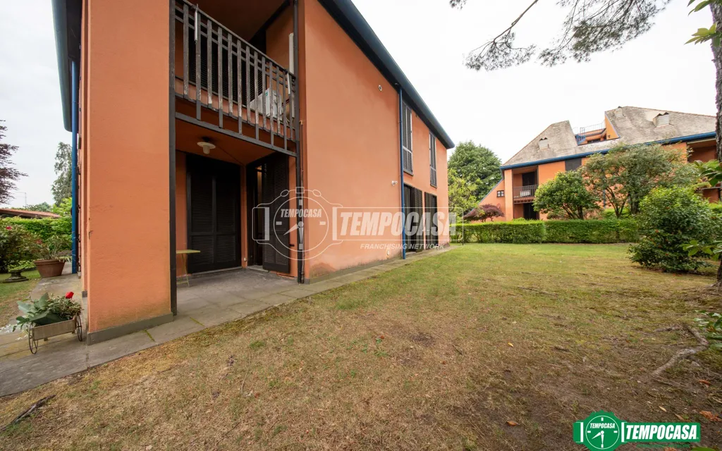 Jardin - Trilocale with Private Garden near Lake Lesa
