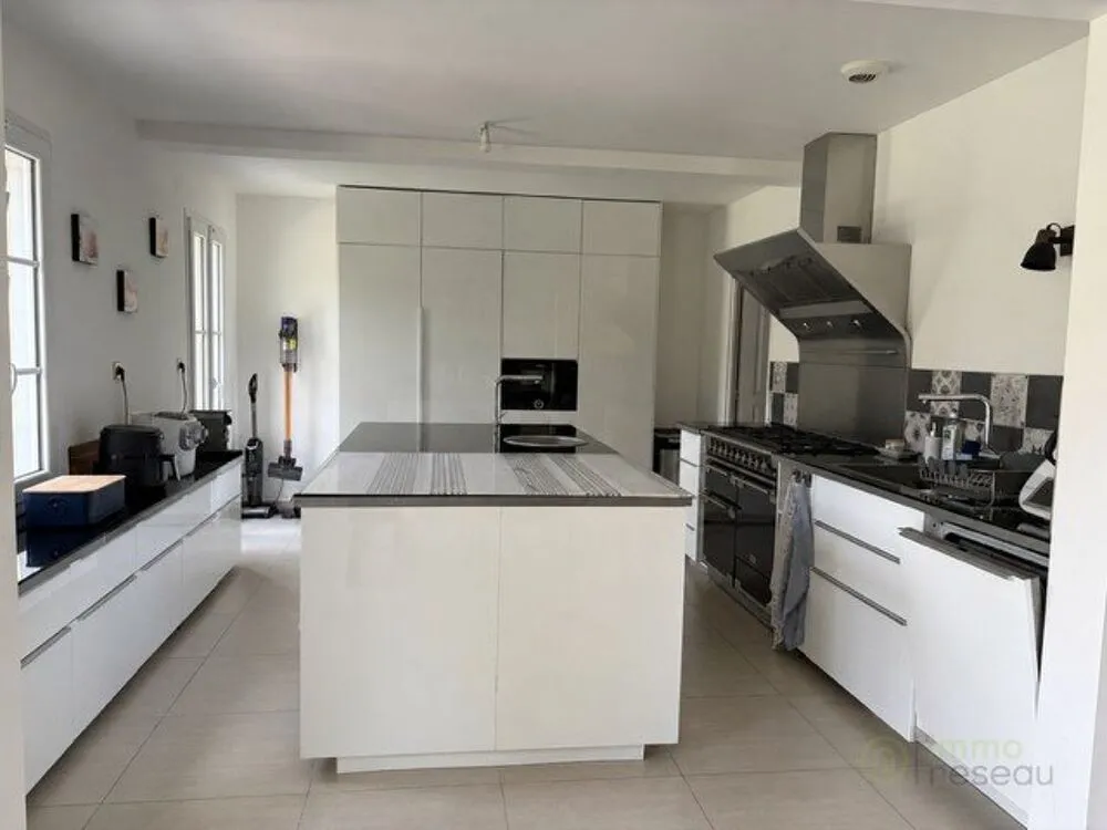 Kitchen - Spacious House with Balcony in La Queue-Les-Yvelines