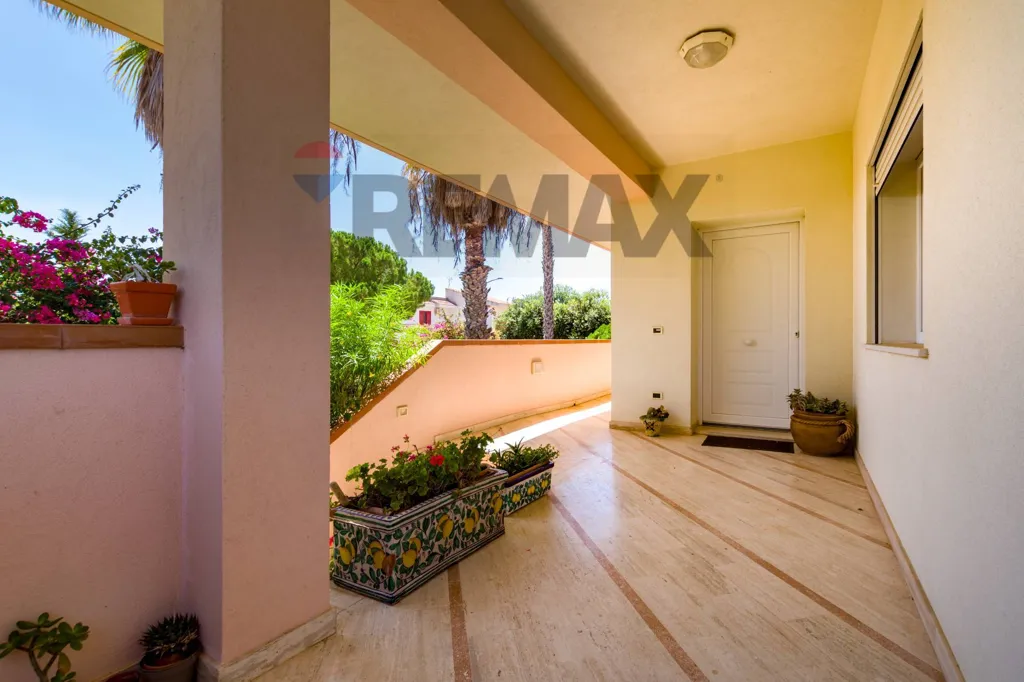 Terrace - Elegant Villa with Pool in Castelvetrano