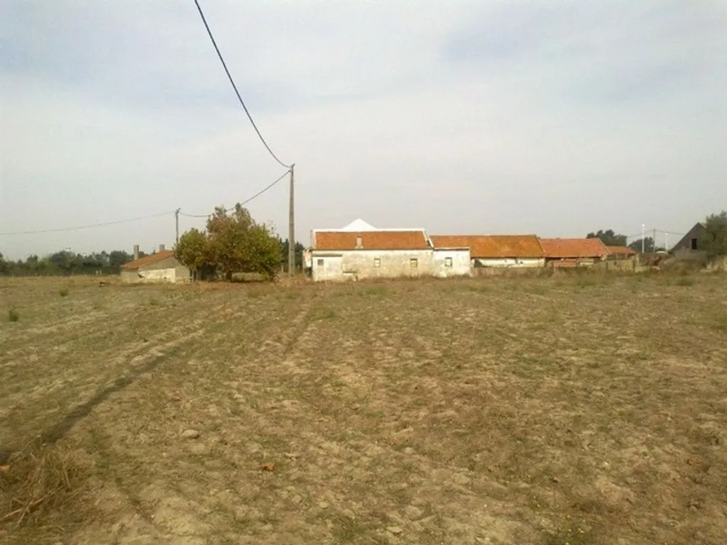 Jardin - Building Land with Old Structures in Montijo