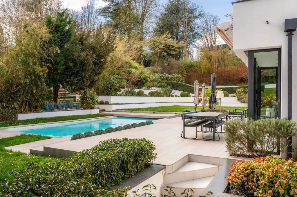Piscine - Propriété Architecturale avec Piscine à Garches